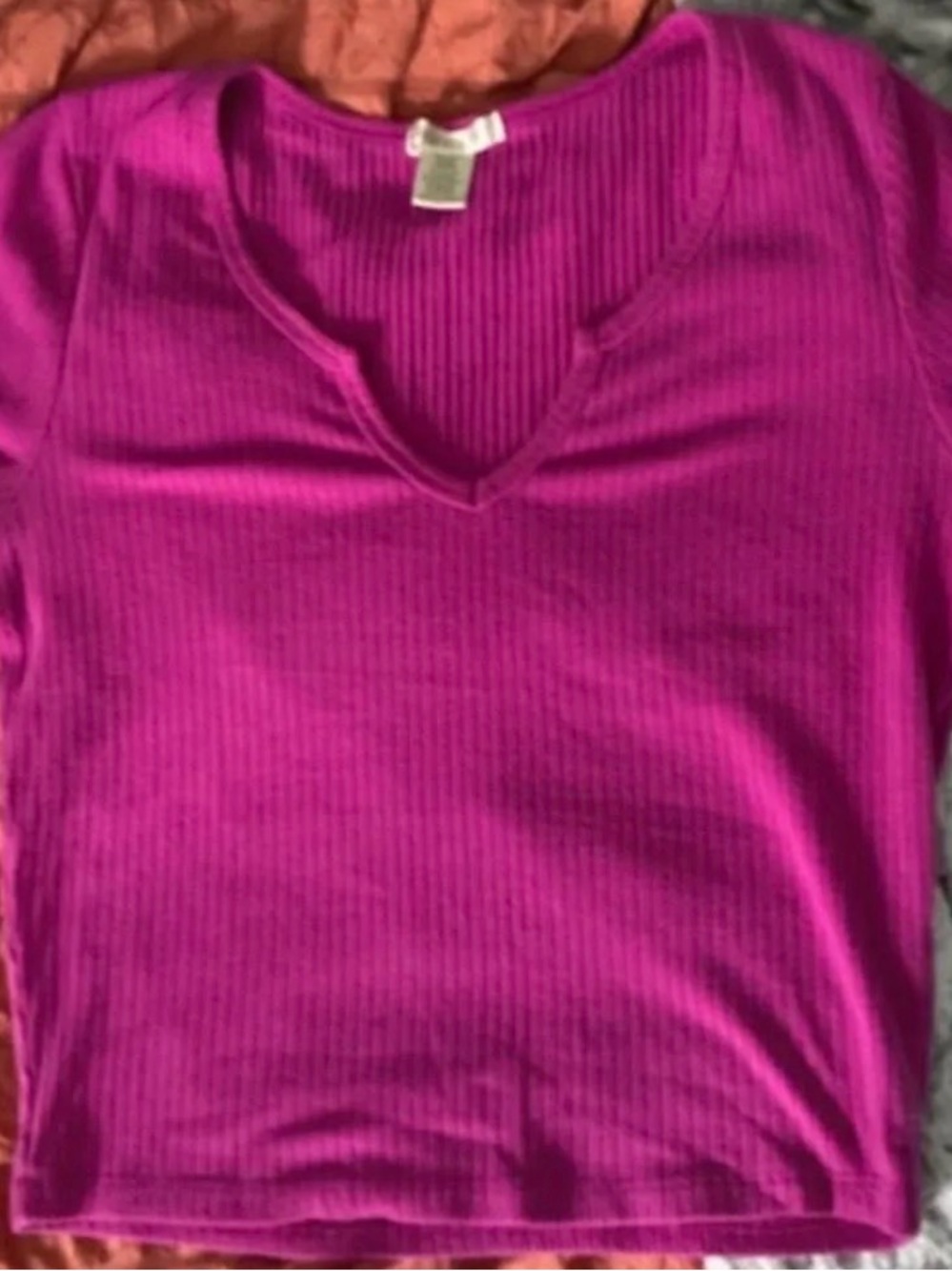 Bozzolo Ribbed V-Neck Tee in Fuchsia